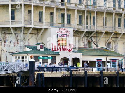 Approche du pénitencier fédéral d'Alcatraz à bord d'un Alcatraz City Cruises en bateau touristique Hornblower Indian graffiti San Francisco California USA Banque D'Images