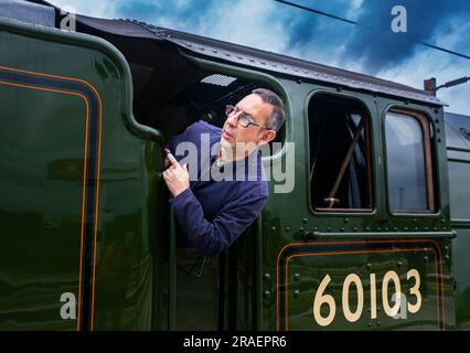 Portrait du chauffeur de moteur du train à vapeur Flying Scotsman à la gare de Grantham lorsqu'il voyage de London Kings Cross à Édimbourg dans le cadre de sa célébration du centenaire Banque D'Images