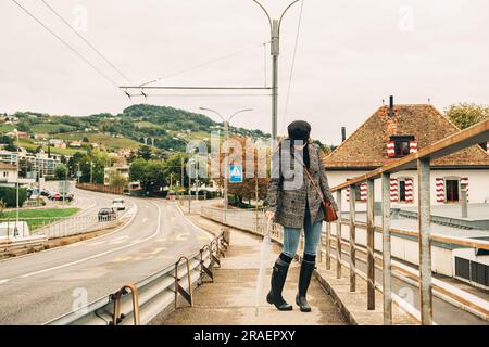 Portrait de mode plein air de jeune belle femme tendance portant une veste à carreaux et des bottes de pluie Banque D'Images