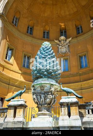 Cortile della Pigna ou Pine Cone court dans la Cité du Vatican, Rome, Italie. Vue verticale sur l'architecture Renaissance dans la cour Belvedere. Thème Banque D'Images