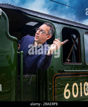 Portrait du chauffeur de moteur du train à vapeur Flying Scotsman à la gare de Grantham lorsqu'il voyage de London Kings Cross à Édimbourg dans le cadre de sa célébration du centenaire Banque D'Images