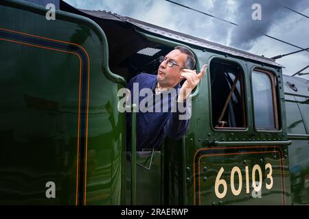 Portrait du chauffeur de moteur du train à vapeur Flying Scotsman à la gare de Grantham lorsqu'il voyage de London Kings Cross à Édimbourg dans le cadre de sa célébration du centenaire Banque D'Images