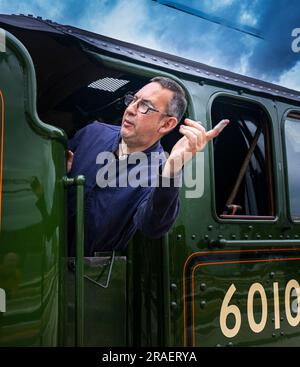 Portrait du chauffeur de moteur du train à vapeur Flying Scotsman à la gare de Grantham lorsqu'il voyage de London Kings Cross à Édimbourg dans le cadre de sa célébration du centenaire Banque D'Images