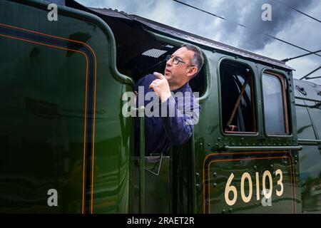 Portrait du chauffeur de moteur du train à vapeur Flying Scotsman à la gare de Grantham lorsqu'il voyage de London Kings Cross à Édimbourg dans le cadre de sa célébration du centenaire Banque D'Images