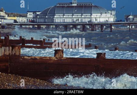 Eastbourne Pier sur une journée de bleu Eastbourne East Sussex Angleterre Banque D'Images