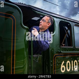 Portrait du chauffeur de moteur du train à vapeur Flying Scotsman à la gare de Grantham lorsqu'il voyage de London Kings Cross à Édimbourg dans le cadre de sa célébration du centenaire Banque D'Images