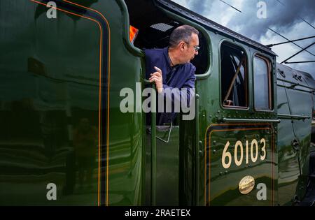 Portrait du chauffeur de moteur du train à vapeur Flying Scotsman à la gare de Grantham lorsqu'il voyage de London Kings Cross à Édimbourg dans le cadre de sa célébration du centenaire Banque D'Images