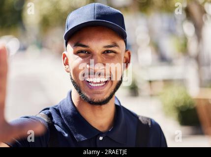 Livraison, selfie et portrait d'un homme dans la ville tout en faisant le travail de messagerie avec le transport. Heureux, sourire et prise de vue d'un ouvrier d'ecommerce mâle Banque D'Images