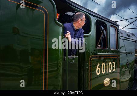 Portrait du chauffeur de moteur du train à vapeur Flying Scotsman à la gare de Grantham lorsqu'il voyage de London Kings Cross à Édimbourg dans le cadre de sa célébration du centenaire Banque D'Images