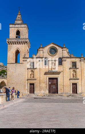 Matera, Italie - 6 mai 2023 : les touristes profitent d'une journée d'été sur la piazza de l'église San Pietro Caveoso Banque D'Images