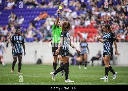 Harrison, États-Unis. 02nd juillet 2023. Harrison, New Jersey, 2 juillet 2023 : Nealy Martin (14 Gotham FC) reçoit une carte jaune après avoir commis une faute pendant le match de la Ligue nationale de football des femmes entre Gotham FC et Angel City FC à Red Bull Arena à Harrison, États-Unis (USAGE ÉDITORIAL UNIQUEMENT). (Rebekah Wynkoop/SPP) crédit: SPP Sport Press photo. /Alamy Live News Banque D'Images