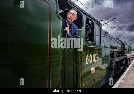 Portrait du chauffeur de moteur du train à vapeur Flying Scotsman à la gare de Grantham lorsqu'il voyage de London Kings Cross à Édimbourg dans le cadre de sa célébration du centenaire Banque D'Images