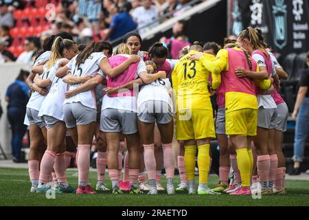 Harrison, États-Unis. 02nd juillet 2023. Harrison, New Jersey, 2 juillet 2023 : l'équipe du FC Angel City se rencontre avant le lancement du match de la Ligue nationale de football des femmes entre le FC Gotham et le FC Angel City au Red Bull Arena de Harrison, aux États-Unis (USAGE ÉDITORIAL UNIQUEMENT). (Rebekah Wynkoop/SPP) crédit: SPP Sport Press photo. /Alamy Live News Banque D'Images