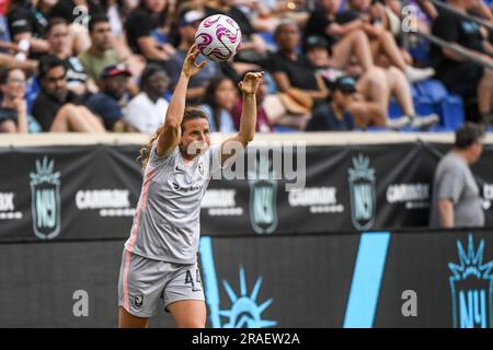 Harrison, États-Unis. 02nd juillet 2023. Harrison, New Jersey, 2 juillet 2023: Elizabeth Eddy (44 Angel City FC) jette dans le ballon pendant le match de la Ligue nationale de football des femmes entre Gotham FC et Angel City FC à Red Bull Arena à Harrison, États-Unis (USAGE ÉDITORIAL SEULEMENT). (Rebekah Wynkoop/SPP) crédit: SPP Sport Press photo. /Alamy Live News Banque D'Images