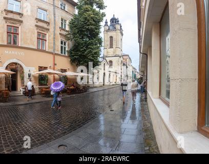 Lviv, Ukraine - 29 juin 2023 : ancienne rue de Lviv après la pluie Banque D'Images