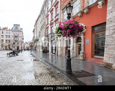 Lviv, Ukraine - 29 juin 2023 : lanterne sur la place du marché à Lviv, Ukraine Banque D'Images