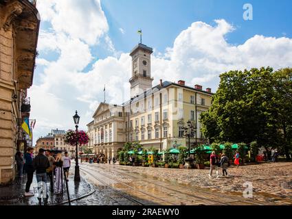 Lviv, Ukraine - 29 juin 2023: Hôtel de ville de Lviv après la pluie Banque D'Images