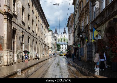 Lviv, Ukraine - 29 juin 2023 : ancienne rue de Lviv après la pluie Banque D'Images