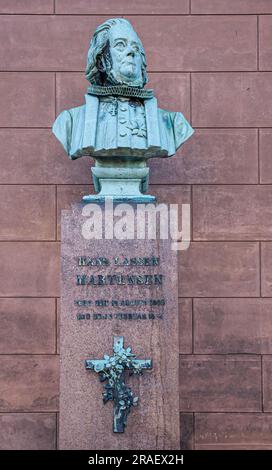 Copenhague, Danemark - 15 septembre 2010: Hans Lassen statue de bronze de buste de Hartensen devant VOR Flue, notre Dame, église, gros plan. Banque D'Images