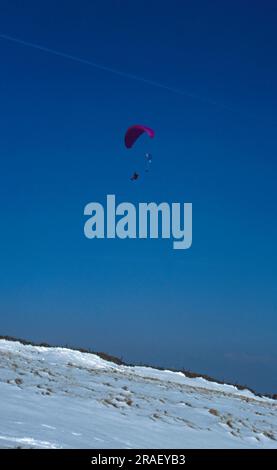 Para et Hang planeurs planant au-dessus de Rushup Edge, Edale Derbyshire Angleterre Banque D'Images