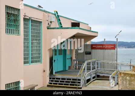 Entrée au New Industries Building où les détenus pouvaient travailler pour de l'argent Alcatraz Federal Penitentiary San Francisco Californie USA Banque D'Images