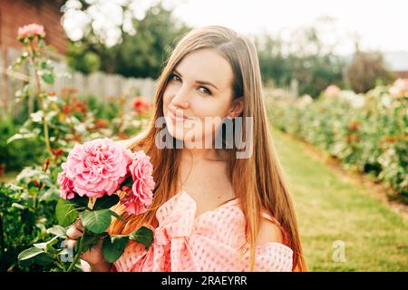 Portrait extérieur de jeune belle femme dans le jardin d'été Banque D'Images