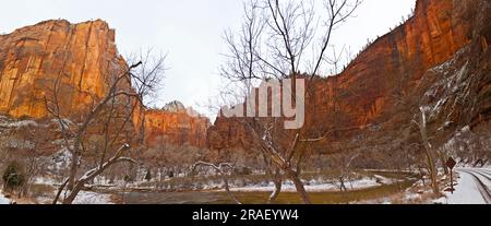 Panoramaaufnahme aus dem Zion Nationalpark im Winter mit Schnee fotografiert auf dem Zion Canyon Scenic Drive tagsüber im Januar 2013 Banque D'Images