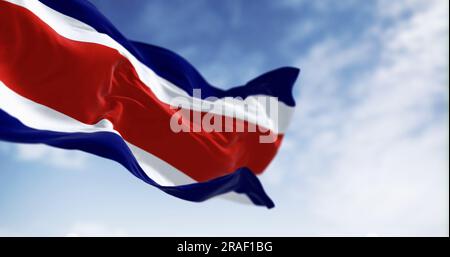 Drapeau civil national du Costa Rica agitant dans le vent par temps clair. Bandes horizontales bleues, blanches, rouges, blanches, bleues. rendu d'illustration 3d. Battement Banque D'Images