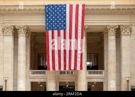 Drapeau américain suspendu dans le Grand Hall d'Amtrak Chicago Union Station Interior Classic Corinthian Columns Architecture Banque D'Images