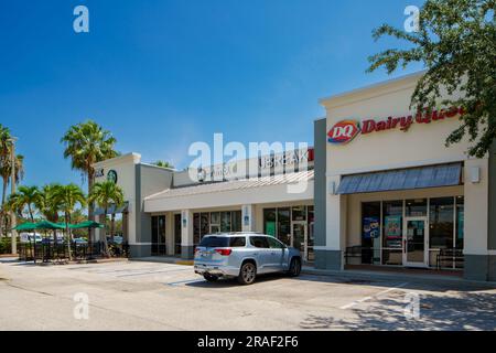 Stuart, FL, Etats-Unis - 1 juillet 2023 : magasin de crème glacée Dairy Queen au Pineapple Commons plaza Stuart Florida Banque D'Images