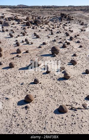 Roches érodées dans le Cancha de Bochas ou Bocce ball court dans le parc provincial d'Ischigualasto, province de San Juan, Argentine. Banque D'Images