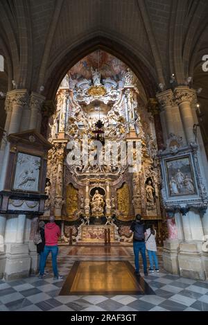 Transparente Toledo, vue des gens debout dans l'immense déambulatoire voûté de la cathédrale de Tolède regardant le retable El transparente, Espagne Banque D'Images