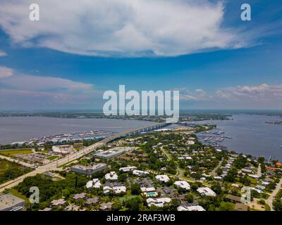 Photo d'un drone aérien Pont Roosevelt Stuart Florida Rivière Sainte-Lucie Banque D'Images