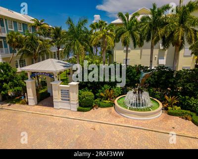 Stuart, FL, Etats-Unis - 1 juillet 2023: Photo aérienne harborage Yacht Club Condos Stuart Floride Banque D'Images