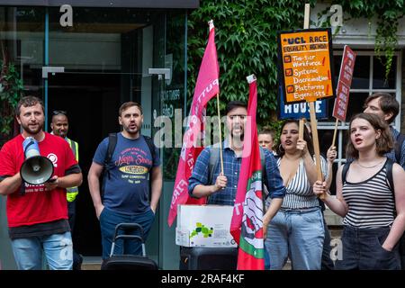 Londres, Royaume-Uni. 1st juillet 2023. Les membres du syndicat des travailleurs indépendants de Grande-Bretagne (IWGB) protestent contre les licenciements proposés et les réductions de salaire des agents de sécurité lors d'une journée portes ouvertes à l'université de Londres (UCL). Les agents de sécurité UCL externalisés au sous-traitant Bidvest Noonan ont été informés des plans pour 40 licenciements et des employés restants qui doivent être tenus de postuler de nouveau pour des emplois (feu et réembauche) sur des contrats offrant des heures considérablement réduites. Crédit : Mark Kerrison/Alamy Live News Banque D'Images