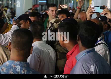 Kolkata, Inde. 03rd juillet 2023. 03 juillet 2023, Kolkata, Inde: Emiliano Martinez, gardien de but de l'équipe nationale Argentine de football, a remporté la coupe du monde, à son arrivée à l'aéroport international de Netaji Subhas Chandra Bose. Sur 03 juillet 2023 à Kolkata, Inde (photo de Dipa Chakraborty/Eyepix Group) crédit: EYEPIX Group/Alamy Live News Banque D'Images