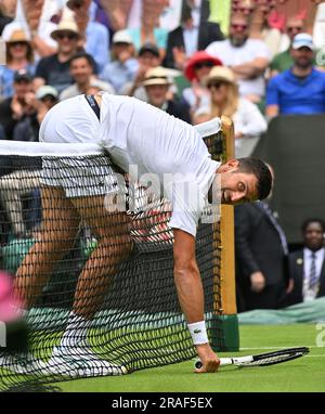 London Wimbledon Championships Day 1 03//07/2023 Novak Djokovic (SRB) prend une tête-à-tête sur le net lors du premier match. Crédit : Roger Parker/Alay Live News Banque D'Images