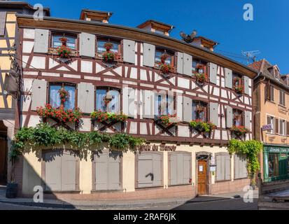 Barr, France - 06 24 2023 : ville de Barr. Vue sur une vieille voiture blanche et rouge garée dans la rue d'une rue alsacienne typique dans un village Banque D'Images