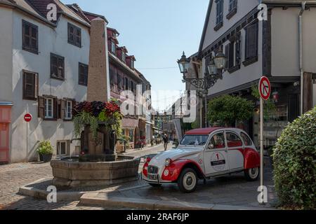 Barr, France - 06 24 2023 : ville de Barr. Vue sur une vieille voiture blanche et rouge garée dans la rue d'une rue alsacienne typique dans un village Banque D'Images