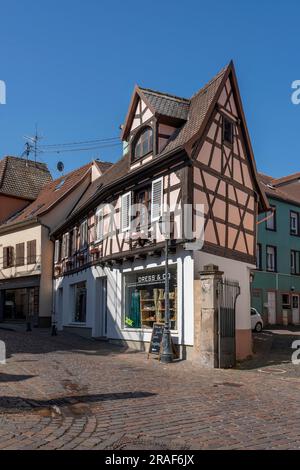 Barr, France - 06 24 2023 : ville de Barr. Vue sur une rue alsacienne typique dans un village Banque D'Images