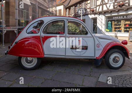 Barr, France - 06 24 2023 : ville de Barr. Vue sur une vieille voiture blanche et rouge garée dans la rue d'une rue alsacienne typique dans un village Banque D'Images