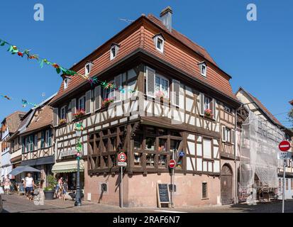 Barr, France - 06 24 2023 : ville de Barr. Vue sur une rue alsacienne typique dans un village Banque D'Images