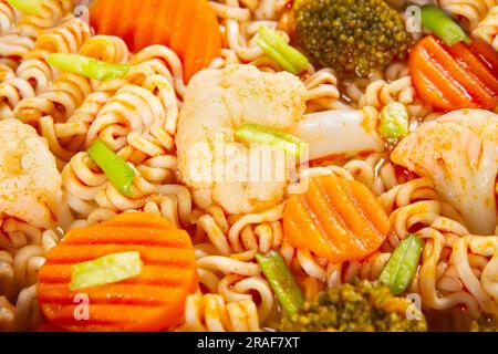 Gros plan sur les nouilles de légumes aux carottes et au brocoli Banque D'Images