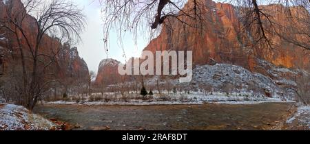 Panoramaaufnahme aus dem Zion Nationalpark im Winter mit Schnee fotografiert auf dem Zion Canyon Scenic Drive tagsüber im Januar 2013 Banque D'Images