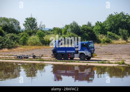 Un véhicule de la THW allemande se trouve à côté d'une rivière Banque D'Images