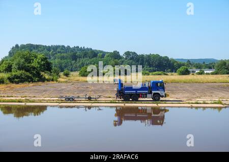 Un véhicule de la THW allemande se trouve à côté d'une rivière Banque D'Images