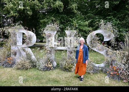 Hampton court, Surrey. 03/07/2023, RHS Letters créé par Leigh Chappell (en photo). Appuyez sur jour. Festival du jardin du palais de Hampton court 2023. Crédit : michael melia/Alay Live News Banque D'Images