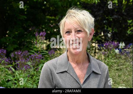 Hampton court, Surrey. 03/07/2023, Carol Klein, Gardening Expert, RHS Iconic Horticultural Hero Garden. Appuyez sur jour. Festival du jardin du palais de Hampton court 2023. Crédit : michael melia/Alay Live News Banque D'Images