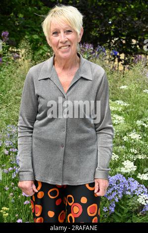 Hampton court, Surrey. 03/07/2023, Carol Klein, Gardening Expert, RHS Iconic Horticultural Hero Garden. Appuyez sur jour. Festival du jardin du palais de Hampton court 2023. Crédit : michael melia/Alay Live News Banque D'Images