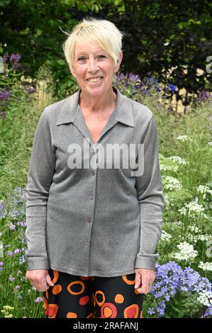 Hampton court, Surrey. 03/07/2023, Carol Klein, Gardening Expert, RHS Iconic Horticultural Hero Garden. Appuyez sur jour. Festival du jardin du palais de Hampton court 2023. Crédit : michael melia/Alay Live News Banque D'Images